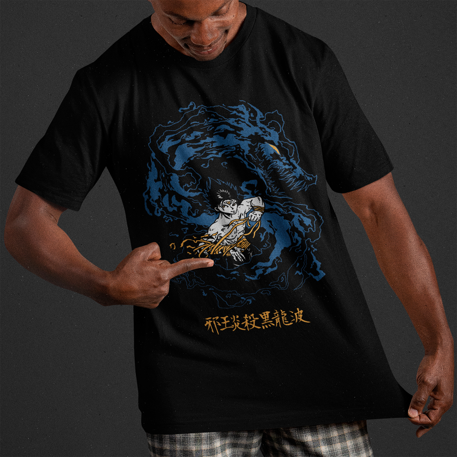 Modelo usando polera negra hiei yu yu hakusho apuntando