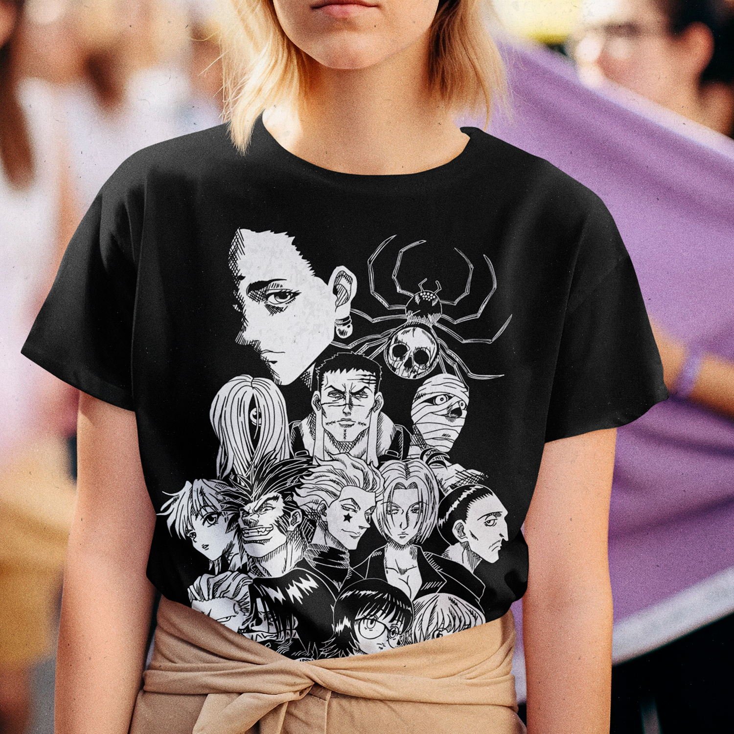 Mujer Usando Polera negra de la Brigada Fantasma Gen'ei Ryodan