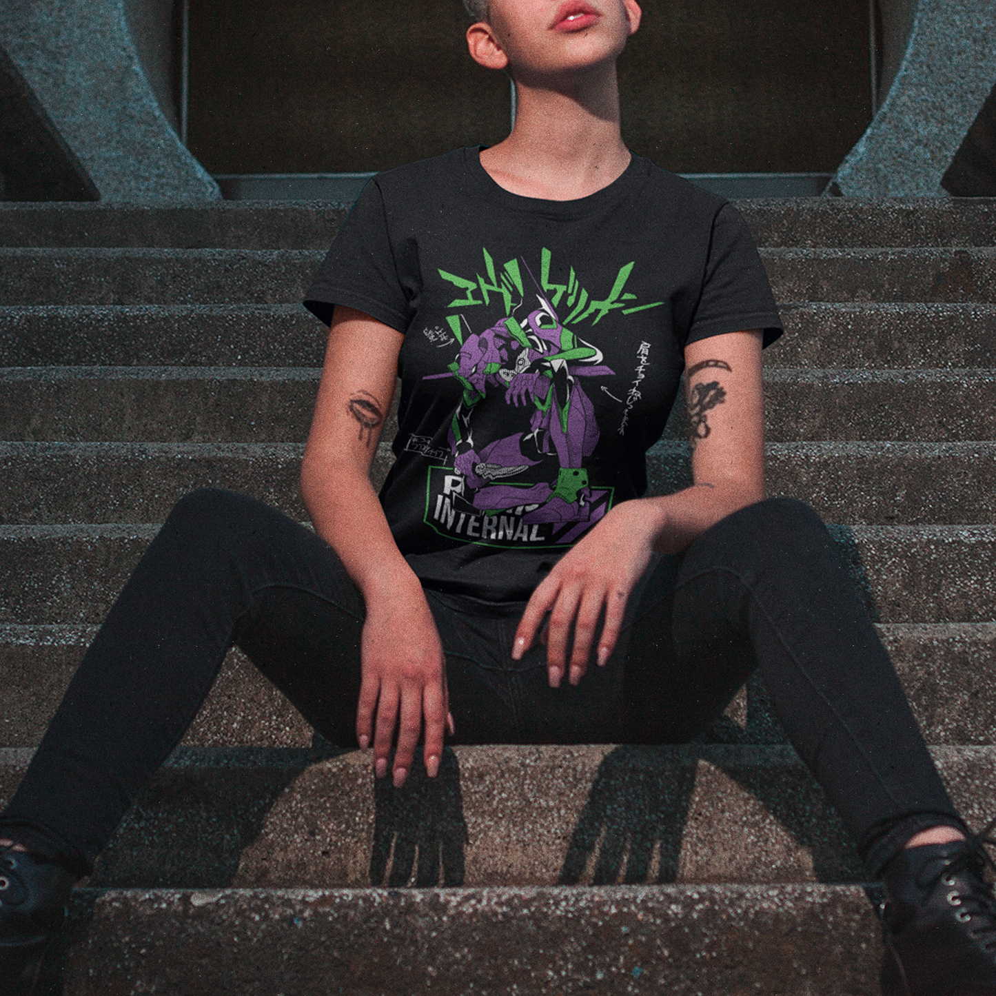 Mujer usando Polera EVA-01 Evangelion
