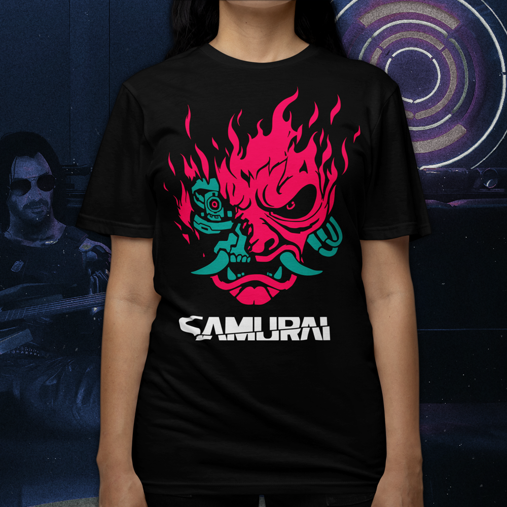 Mujer usando Polera negra con logo Samurai en rojo glitch