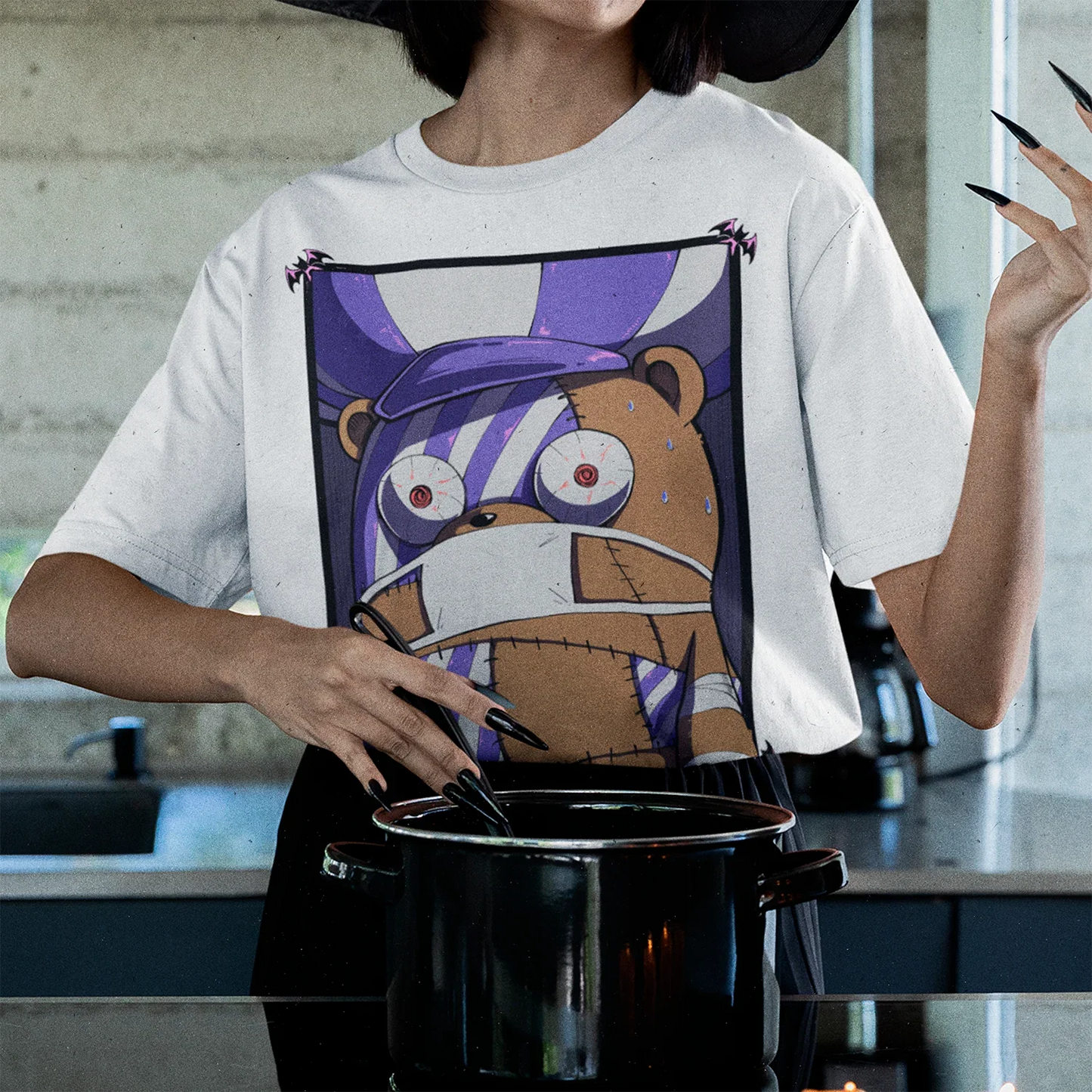 Mujer usando Polera blanca con ilustracion de Kumachi un personaje de One Piece en halloween