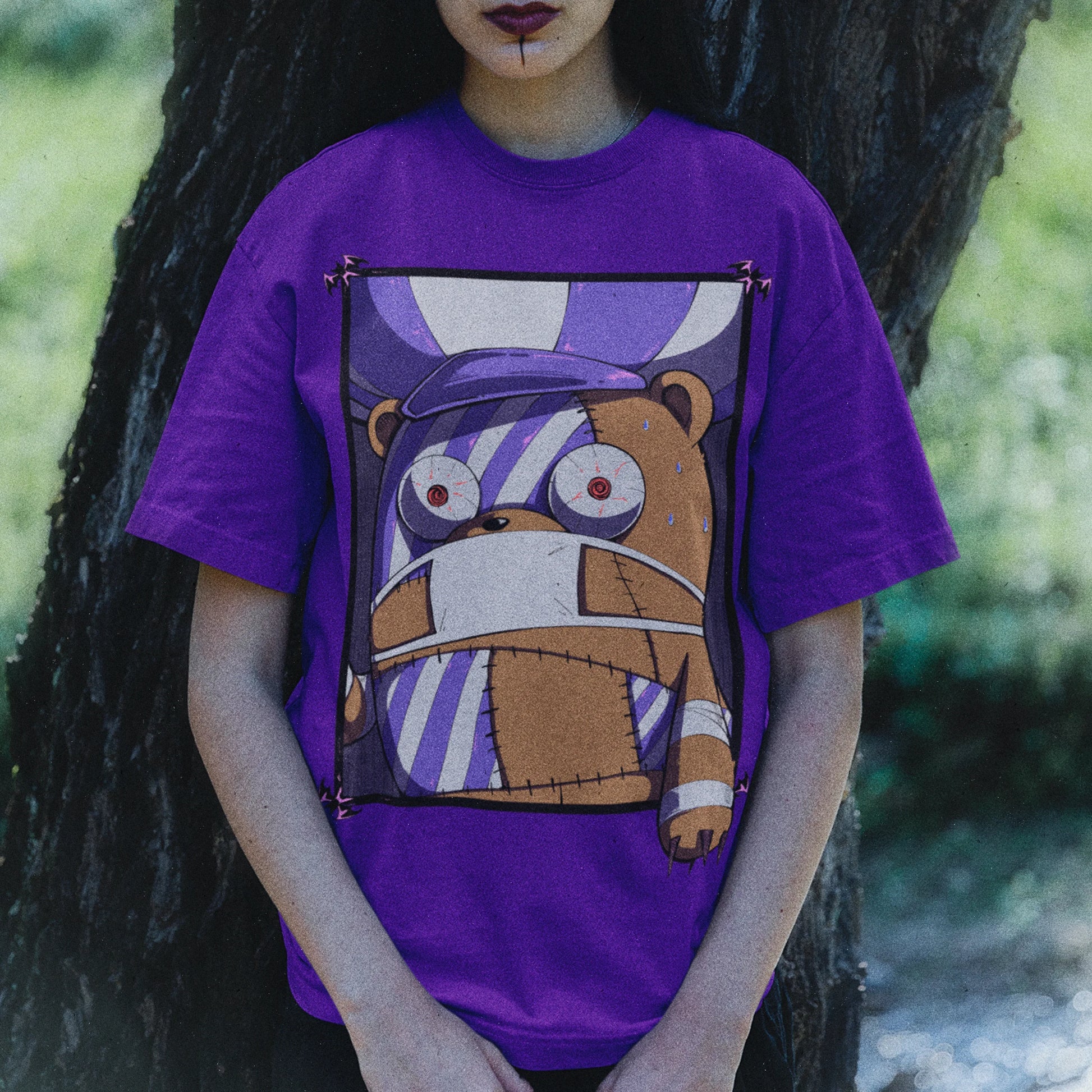 Mujer usando Polera color morado con ilustracion de Kumachi de One Piece