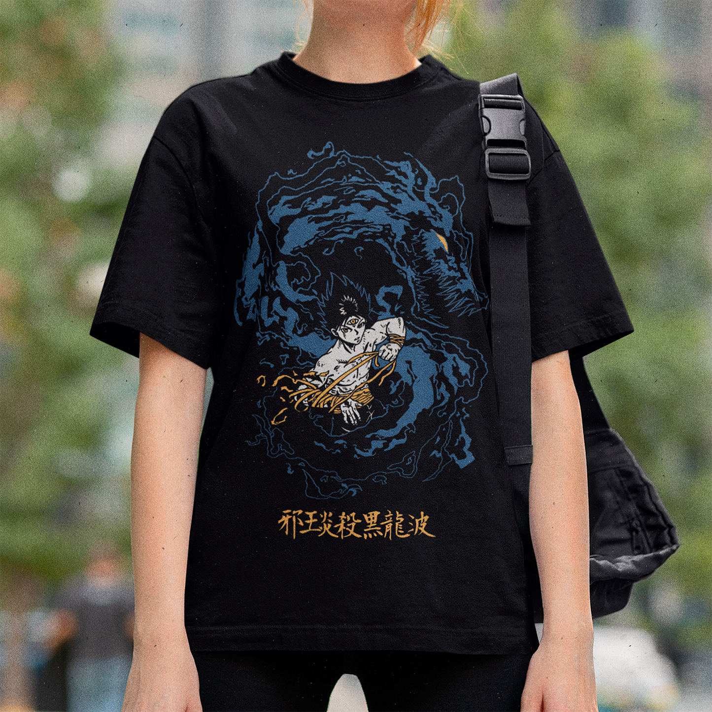 Mujer usando polera negra hiei yu yu hakusho