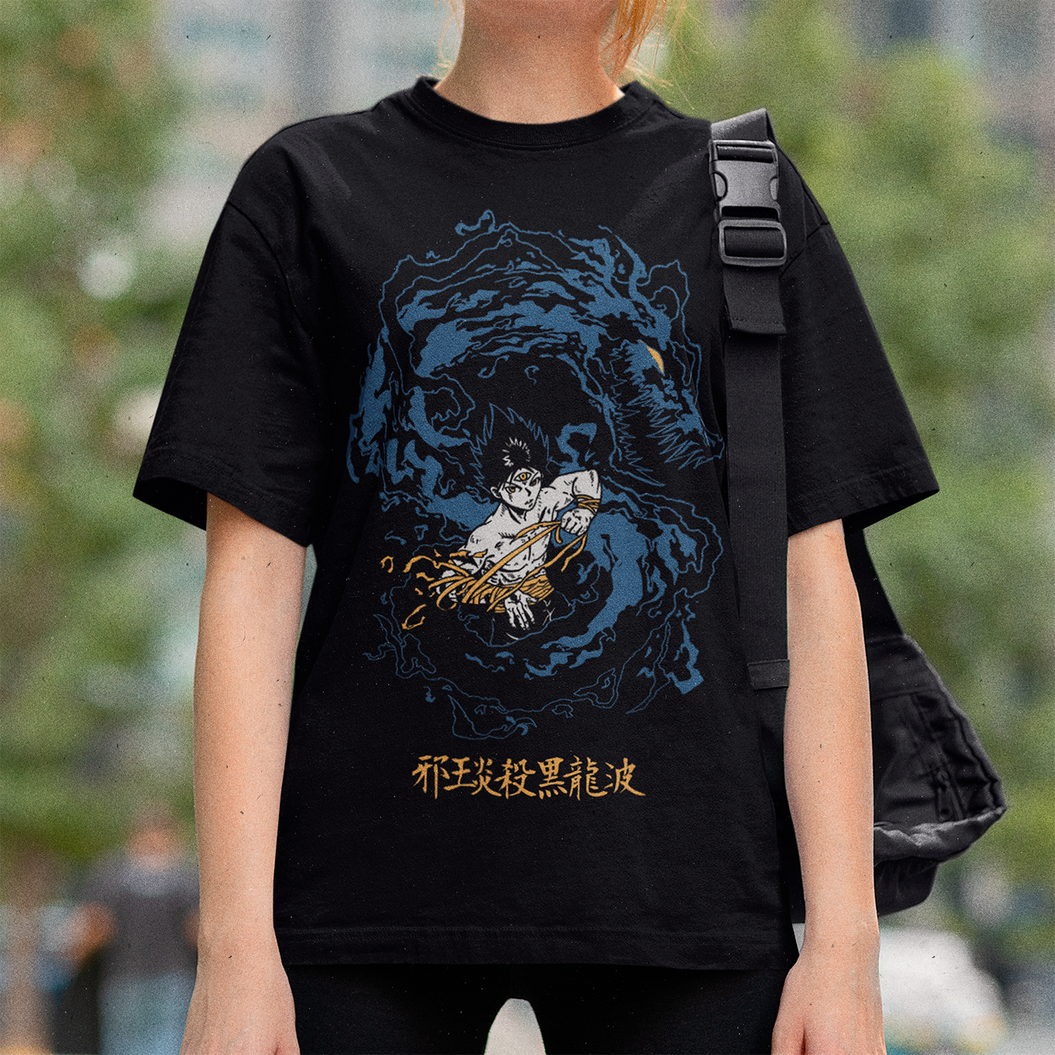 Mujer usando polera negra hiei yu yu hakusho