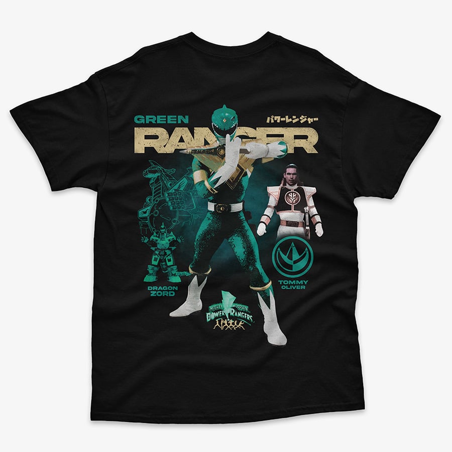 Parte trasera de una polera negra con un diseño grande del Green Ranger de Power Rangers, Tommy Oliver, en pose de batalla. 