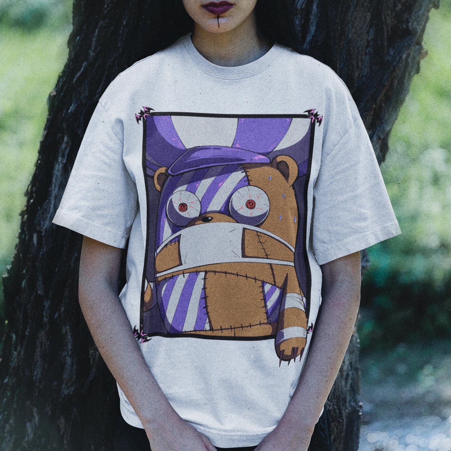 Mujer usando Polera blanca con ilustracion de Kumachi un personaje de One Piece