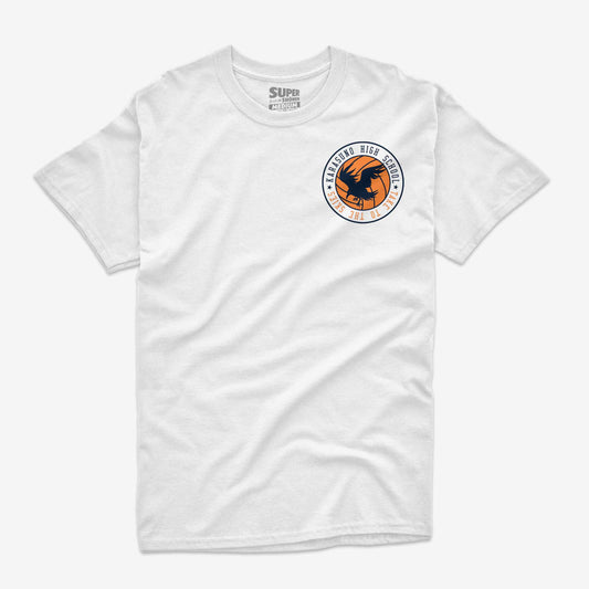Polera blanca con el emblema de Karasuno estampado en el pecho, mostrando un cuervo, take to the skies