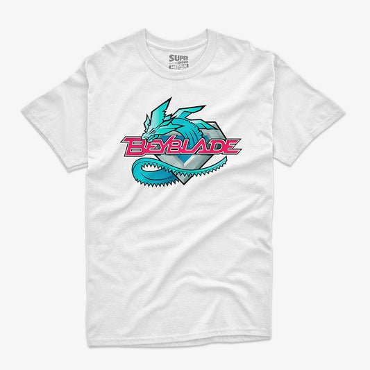  Polera blanca con el logo de Beyblade en el pecho.