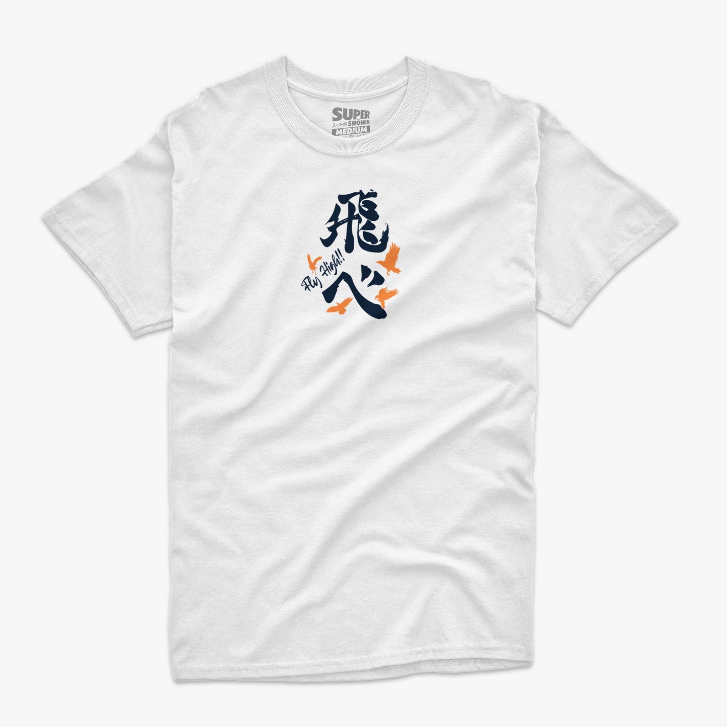 Polera blanca con el logo de Karasuno y la frase "Fly High!" en el frente y la ilustracion de los jugadores del equipo de voleibol en la espalda