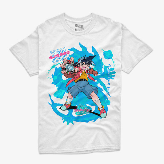 Polera blanca con una ilustración de Tyson Granger sosteniendo su beyblade, con la figura de Dragoon detrás y el logo de Beyblade.