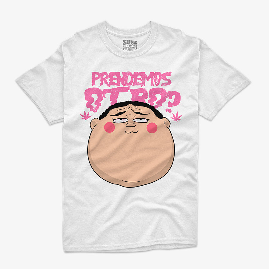 Polera blanca de Dotto! Koni-chan. Diseno central de la cabeza de Koni-chan con rubor en las mejillas, debajo del texto rosa que dice 'PRENDEMOS OTRO?' en letras gruesas y irregulares. A los costados del texto, se ven dos hojas de marihuana en color rosa