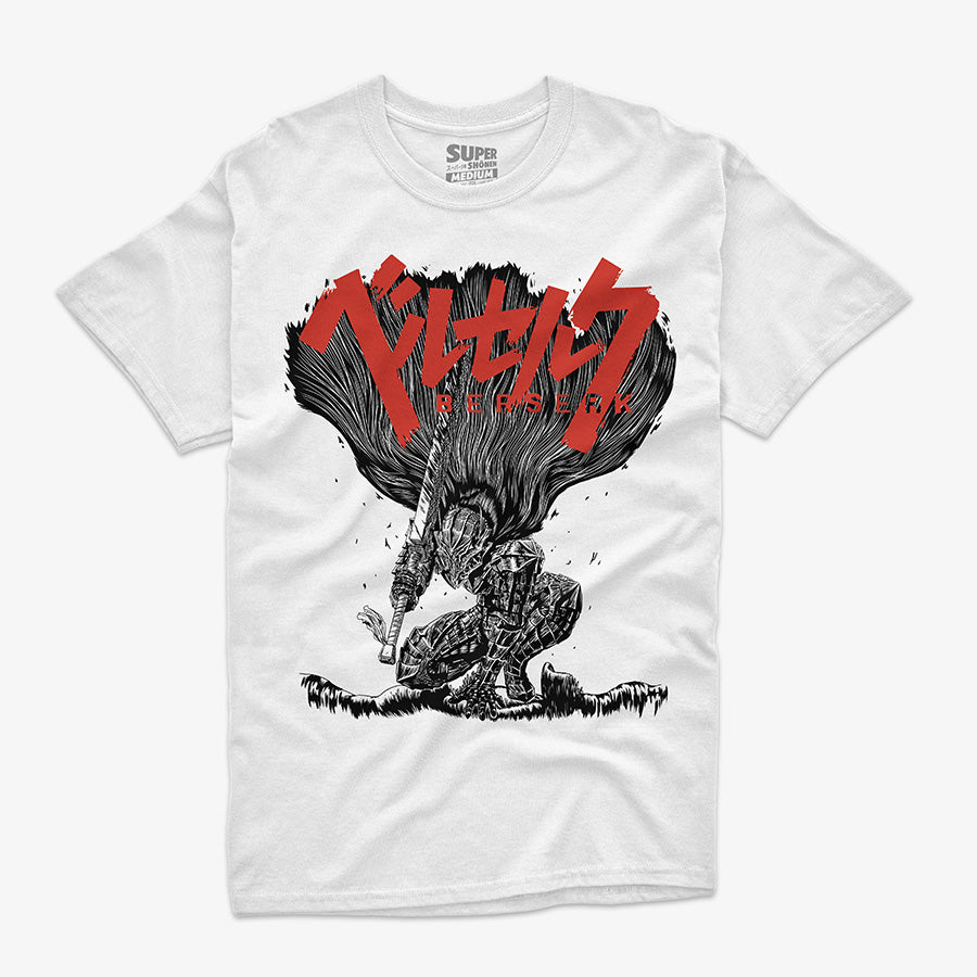 Polera blanca de Guts de Berserk. Diseño frontal de grabado con Guts arrodillado con la Armadura Berserker, sosteniendo la Dragon Slayer, con el logo de Berserk en japones en rojo sobre él