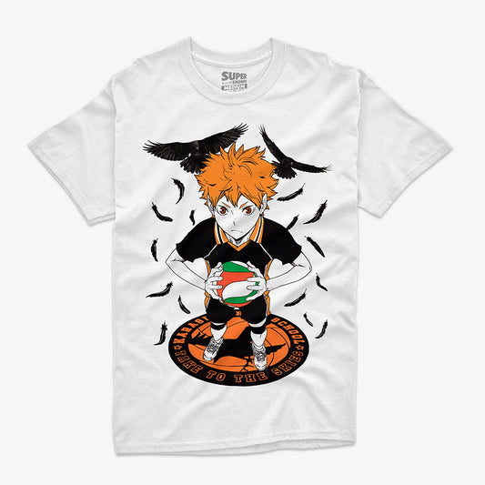Polera blanca de Haikyuu!! con una ilustración frontal de Hinata Shouyou en su uniforme de Karasuno, sosteniendo una pelota de voleibol, rodeado de cuervos y plumas
