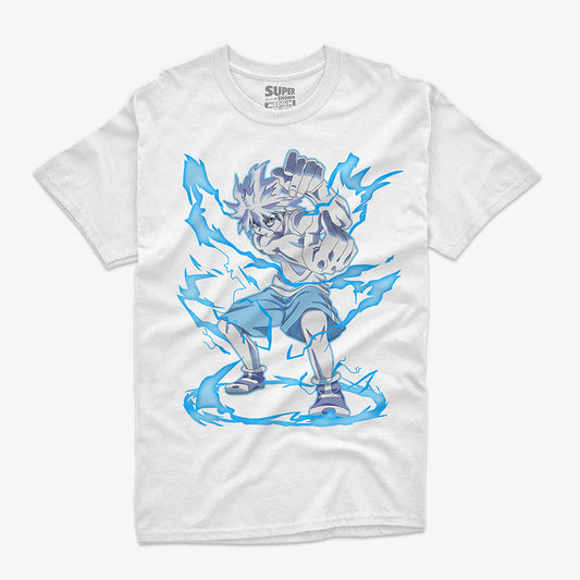 Polera blanca de Killua Zoldyck de Hunter x Hunter. Diseño central de Killua con aura de relámpagos azules y blancos alrededor, en pose de ataque