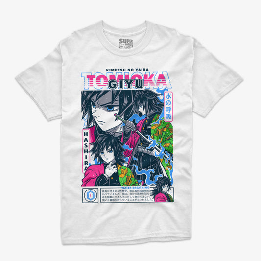 Polera blanca de Kimetsu no Yaiba con una gran ilustracion frontal de Giyu Tomioka en varias poses, con efectos de agua y el texto 'Water Breathing' en tonos neon