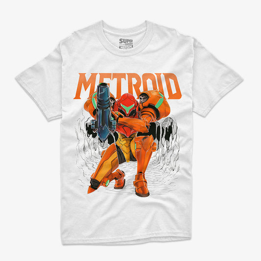 Polera blanca de Metroid con una ilustración a color de Samus Aran en su Varia Suit, en pose de ataque con su cañón de brazo, con el logo de Metroid arriba