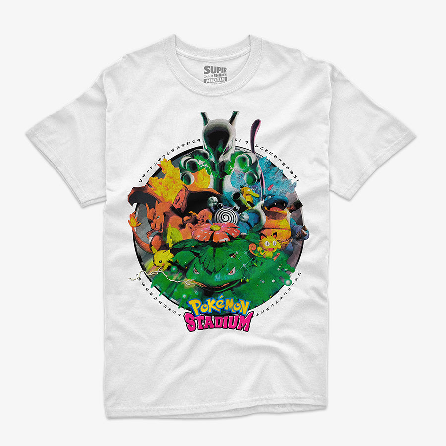 Polera blanca de Pokémon Stadium. Diseño frontal circular con los personajes principales de la primera generación, como Mewtwo, Charizard, Blastoise y Venusaur, rodeados por el texto 'Pokémon Stadium' y caracteres japoneses