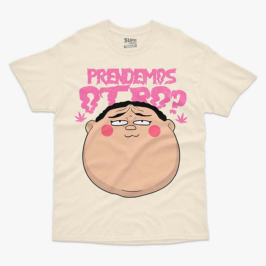 Polera color arena de Dotto! Koni-chan. Diseno central de la cabeza de Koni-chan con rubor en las mejillas, debajo del texto rosa que dice 'PRENDEMOS OTRO?' en letras gruesas y irregulares. A los costados del texto, se ven dos hojas de marihuana en color rosa