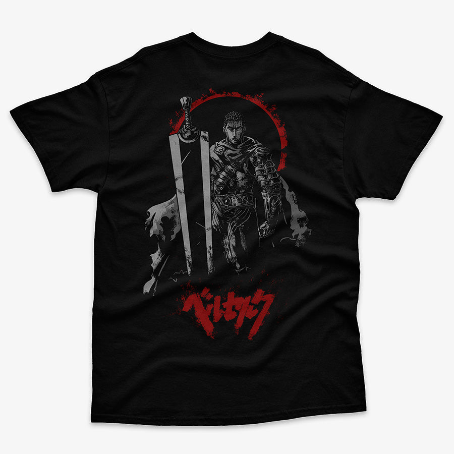 Polera con ilustración de Guts con su espada (vista trasera completa)