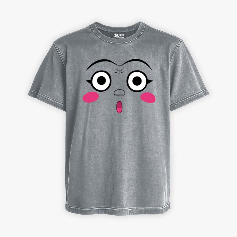 Polera gris Acid Wash de Dotto! Koni-chan. Diseno central de la cara de Koni-chan con grandes ojos blancos, rubor rosado en las mejillas y una boca pequena y abierta, con fondo gris
