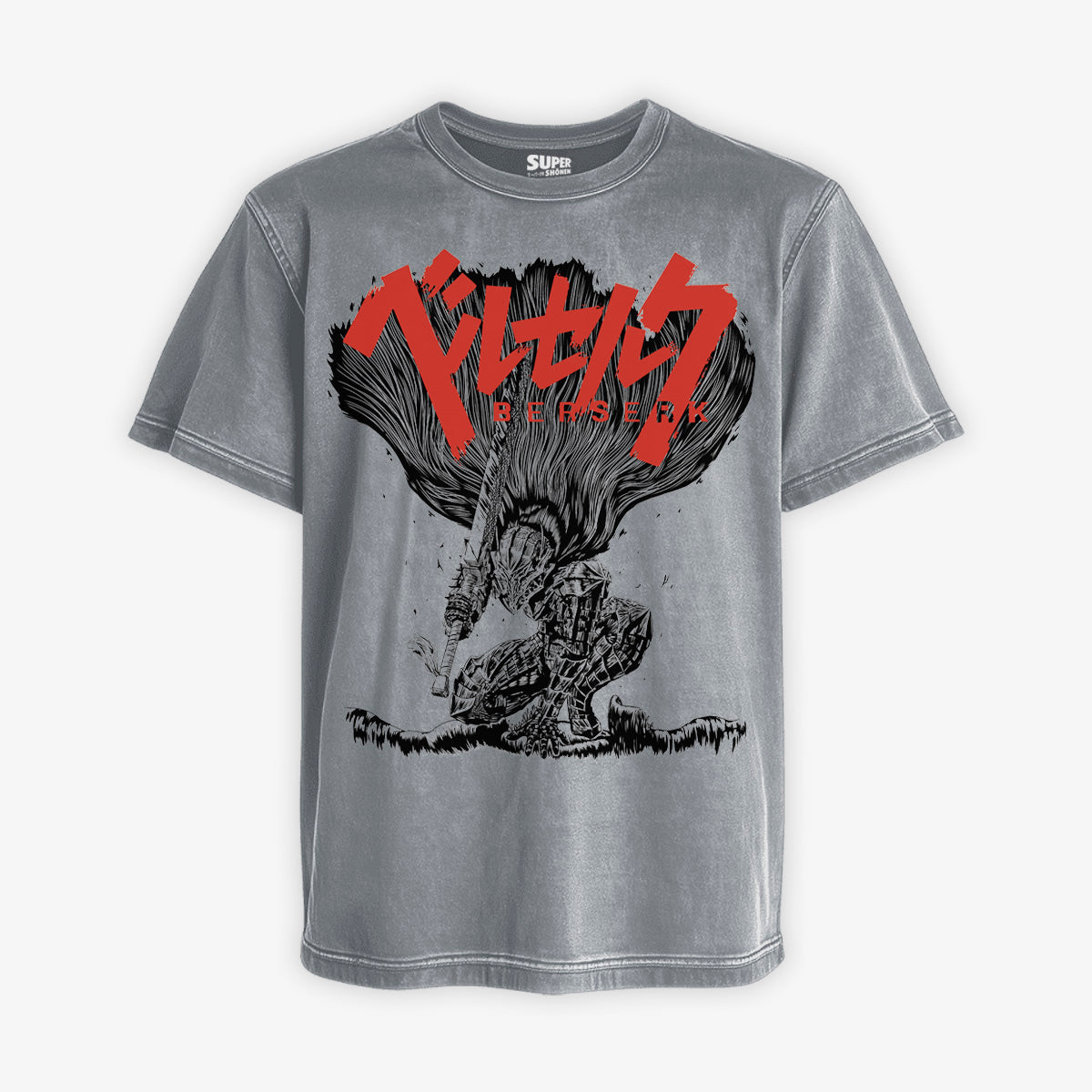 Polera gris Acid Wash de Guts de Berserk. Diseño frontal de grabado con Guts arrodillado con la Armadura Berserker, sosteniendo la Dragon Slayer, con el logo de Berserk en japones en rojo sobre él
