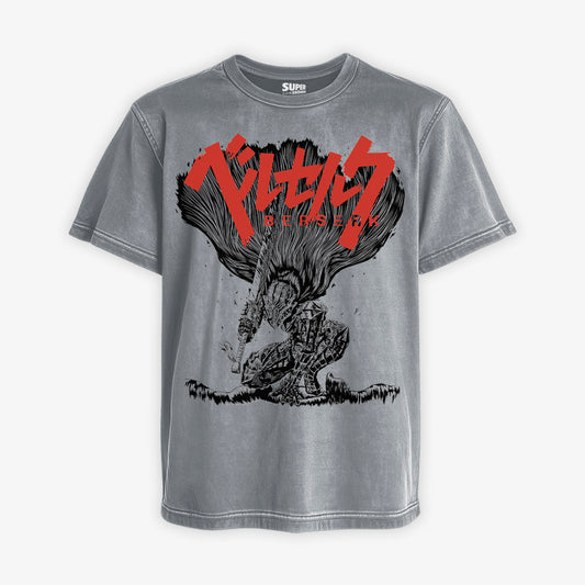 Polera gris Acid Wash de Guts de Berserk. Diseño frontal de grabado con Guts arrodillado con la Armadura Berserker, sosteniendo la Dragon Slayer, con el logo de Berserk en japones en rojo sobre él