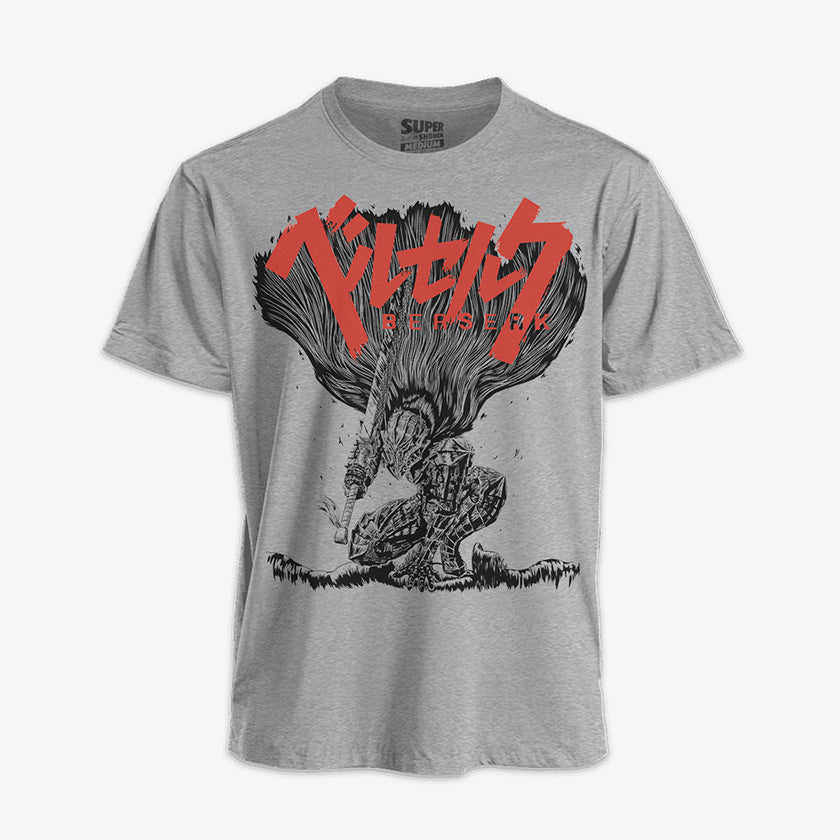 Polera gris jaspeado de Guts de Berserk. Diseño frontal de grabado con Guts arrodillado con la Armadura Berserker, sosteniendo la Dragon Slayer, con el logo de Berserk en japones en rojo sobre él