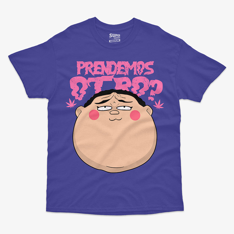 Polera morada de Dotto! Koni-chan. Diseno central de la cabeza de Koni-chan con rubor en las mejillas, debajo del texto rosa que dice 'PRENDEMOS OTRO?' en letras gruesas y irregulares. A los costados del texto, se ven dos hojas de marihuana en color rosa