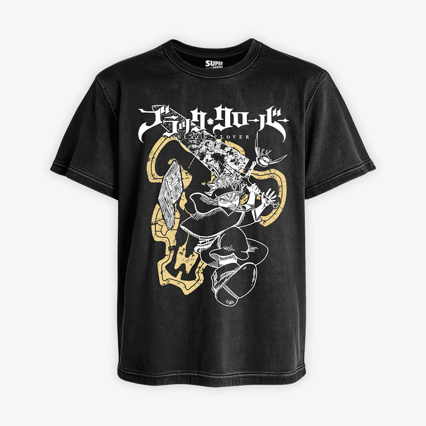 Polera negra Acid Wash de Asta de Black Clover. Diseño de ilustración en blanco y negro con trazos de manga de Asta con una espada sobre la silueta dorada del trebol de cinco hojas y el logo japones