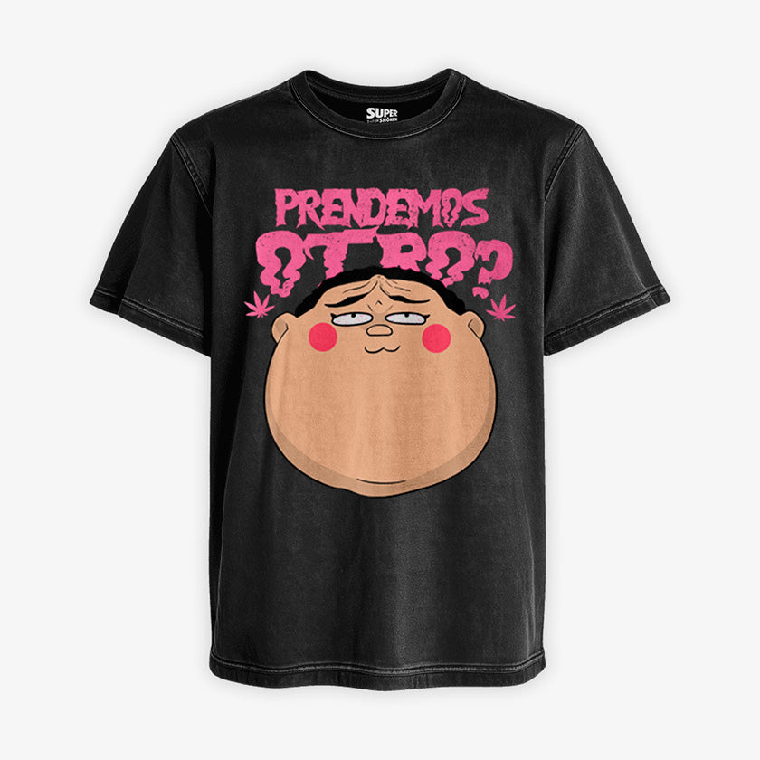 Polera negra Acid Wash de Dotto! Koni-chan. Diseno central de la cabeza de Koni-chan con rubor en las mejillas, debajo del texto rosa que dice 'PRENDEMOS OTRO?' en letras gruesas y irregulares. A los costados del texto, se ven dos hojas de marihuana en color rosa