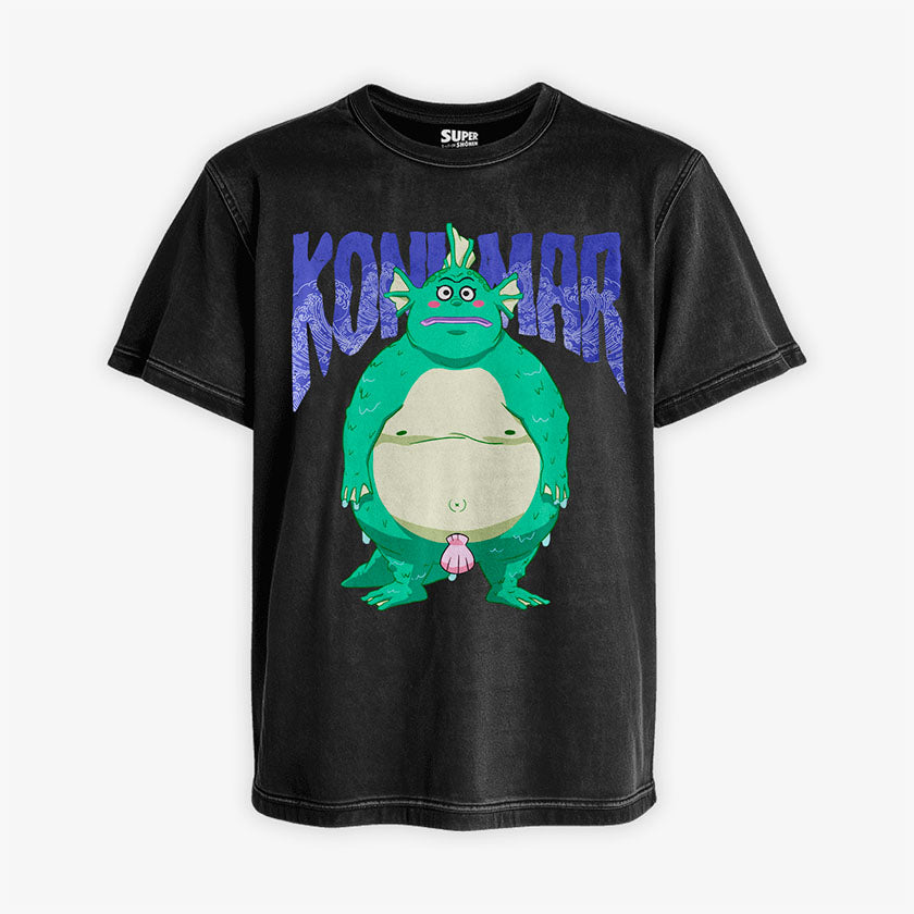 Polera negra Acid Wash de Dotto! Koni-chan. Diseno central del personaje Koni Mar, una criatura verde con aletas, branquias y una concha rosada, con el texto 'KONI MAR' en la parte superior en letras azules y con ondas