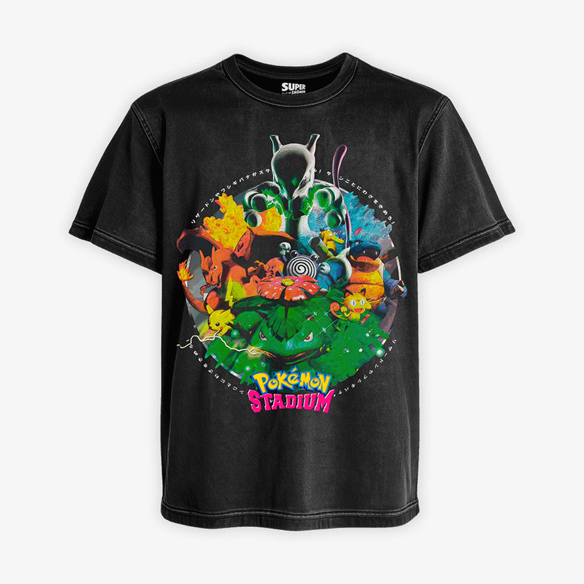 Polera negra Acid Wash de Pokémon Stadium. Diseño frontal circular con los personajes principales de la primera generación, como Mewtwo, Charizard, Blastoise y Venusaur, rodeados por el texto 'Pokémon Stadium' y caracteres japoneses.
