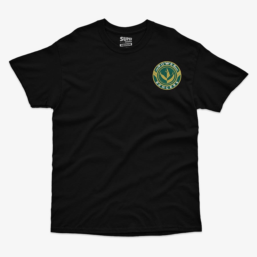Polera negra con el logo circular de los Power Rangers en color dorado y verde en el lado izquierdo del pecho