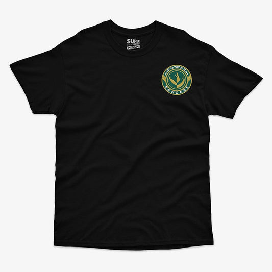 Polera negra con el logo circular de los Power Rangers en color dorado y verde en el lado izquierdo del pecho