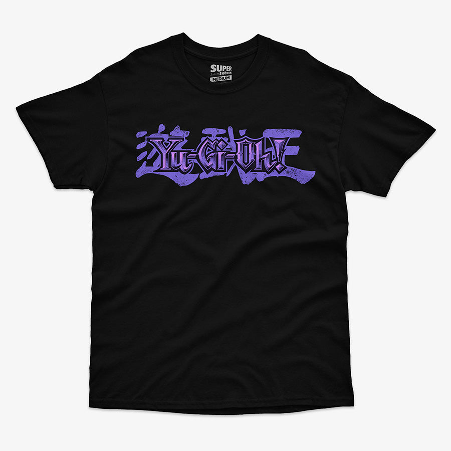 Polera negra con el logo de Yu-Gi-Oh! en color morado en el pecho