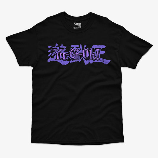 Polera negra con el logo de Yu-Gi-Oh! en color morado en el pecho