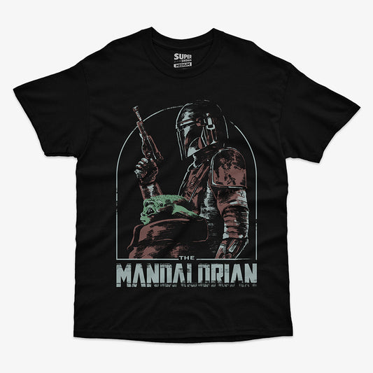 Polera negra con una ilustración de The Mandalorian sosteniendo a Grogu, con el logo de la serie abajo