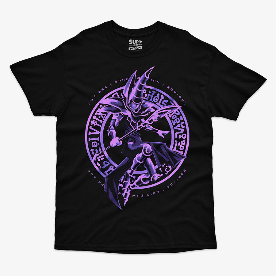 Polera negra con una ilustración del personaje Mago Oscuro dentro de un círculo mágico en el frente