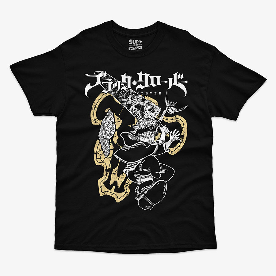 Polera negra de Asta de Black Clover. Diseño de ilustración en blanco y negro con trazos de manga de Asta con una espada sobre la silueta dorada del trebol de cinco hojas y el logo japones
