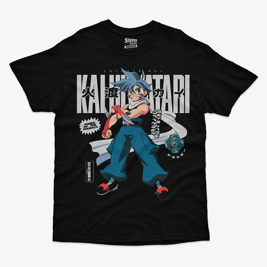 Polera negra de Beyblade con una ilustración del personaje Kai Hiwatari en el centro. El diseño incluye el texto en japonés, un código de barras y su beyblade, Dranzer, volando a su lado. La polera es de corte unisex y se muestra sobre un fondo blanco
