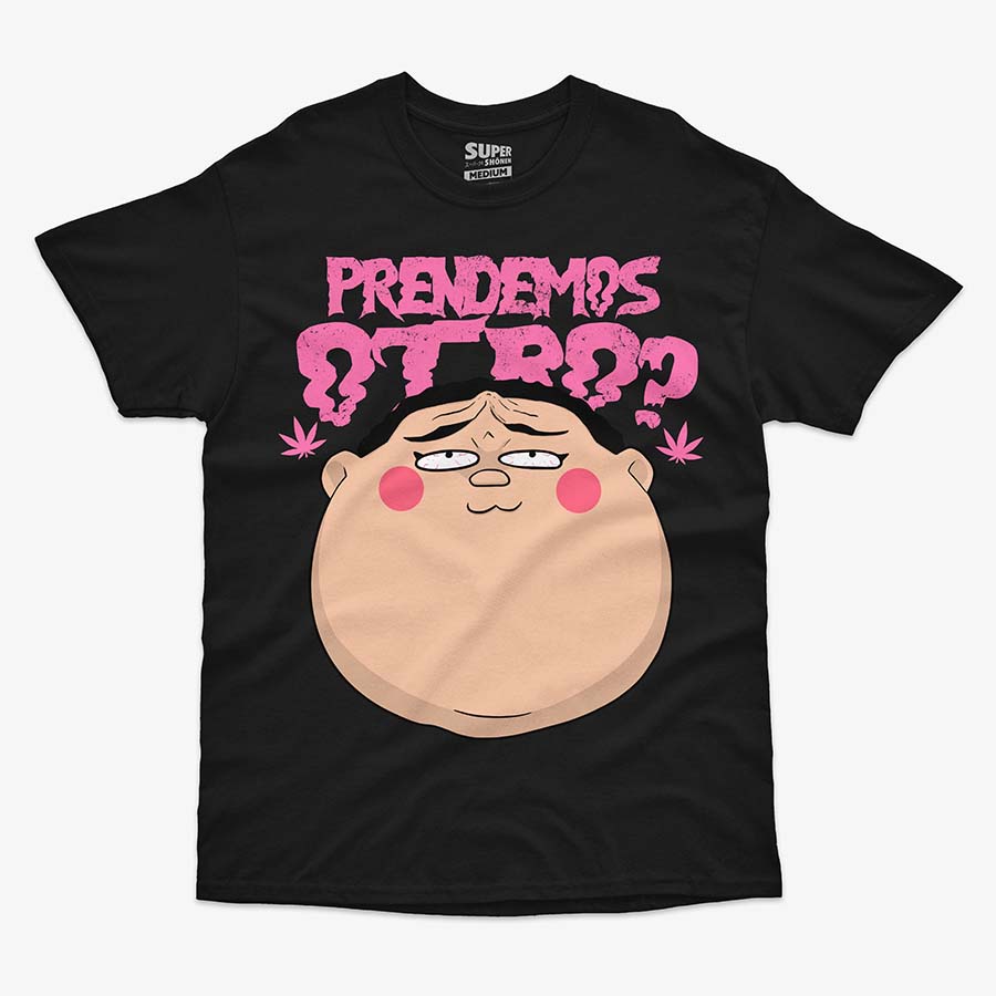 Polera negra de Dotto! Koni-chan. Diseno central de la cabeza de Koni-chan con rubor en las mejillas, debajo del texto rosa que dice 'PRENDEMOS OTRO?' en letras gruesas y irregulares. A los costados del texto, se ven dos hojas de marihuana en color rosa
