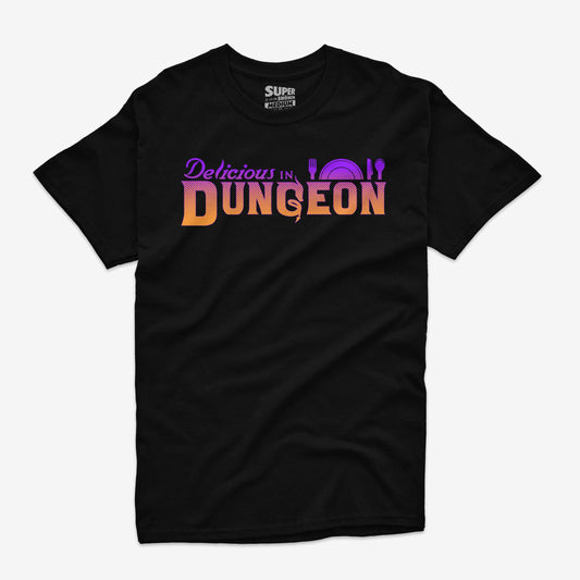 Polera negra de Dungeon Meshi con la frase 'Delicious in Dungeon' en letras naranjas y moradas, junto a un logo de cubiertos en el frente