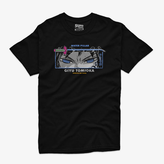 Polera negra de Kimetsu no Yaiba con un diseño frontal de los ojos de Giyu Tomioka, su espada y la frase 'Water Pillar' en un estilo neón, junto al nombre del personaje