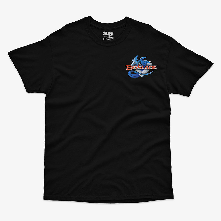 Polera negra de cuello redondo de Beyblade. En el lado izquierdo del pecho, tiene un pequeno logo azul de Beyblade con un dragon