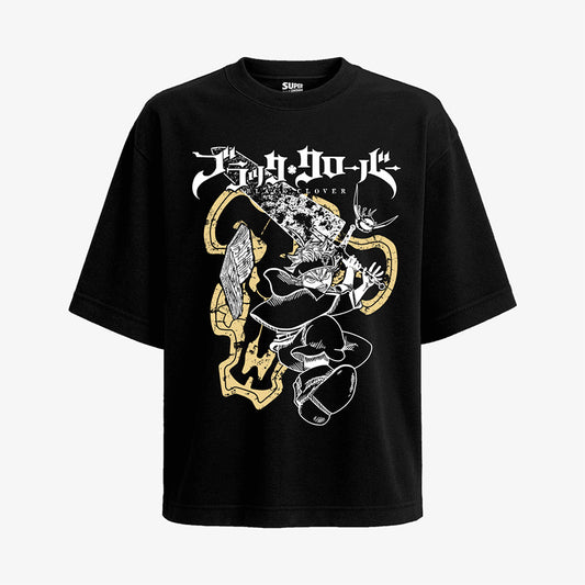 Polera oversized negra de Asta de Black Clover. Diseño de ilustración en blanco y negro con trazos de manga de Asta con una espada sobre la silueta dorada del trebol de cinco hojas y el logo japones