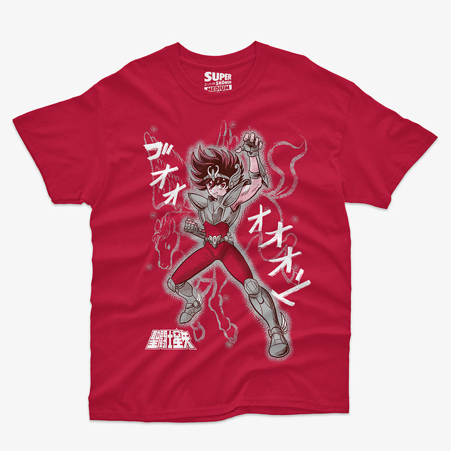 Polera roja de Saint Seiya. Diseño central de Seiya de Pegaso con su armadura, elevando el puño con el aura del cosmo alrededor, con onomatopeyas japonesas y la silueta del caballo Pegaso.
