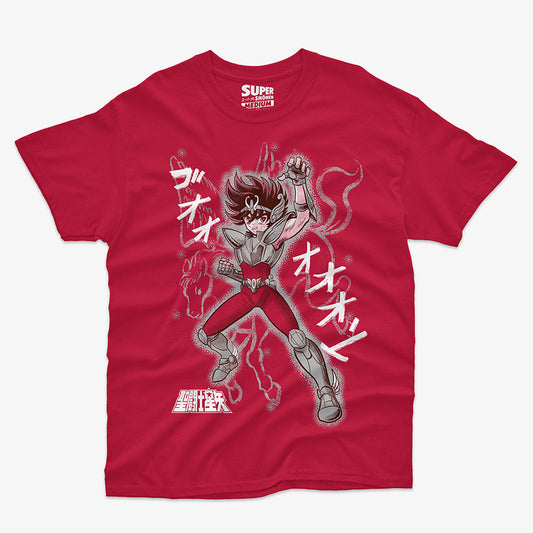 Polera roja de Saint Seiya. Diseño central de Seiya de Pegaso con su armadura, elevando el puño con el aura del cosmo alrededor, con onomatopeyas japonesas y la silueta del caballo Pegaso.