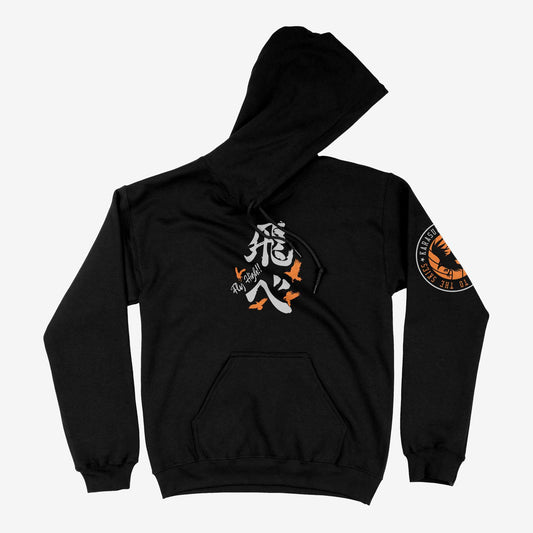 Polerón negro con diseño en blanco, naranjo y gris del logo de Karasuno y la frase "Fly High!" en el frente y logo de cuervo en el brazo.
