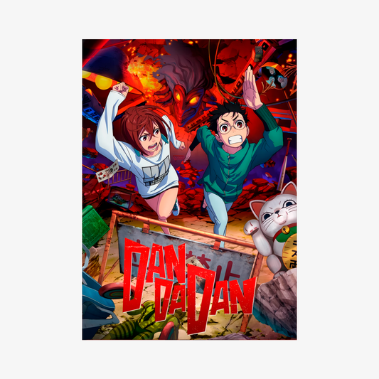 Póster de Dandadan mostrando a Momo Ayase y Ken "Okarun" Takakura huyendo de un gran yokai o alien, con colores rojos y azules y la mascota Jiji en primer plano