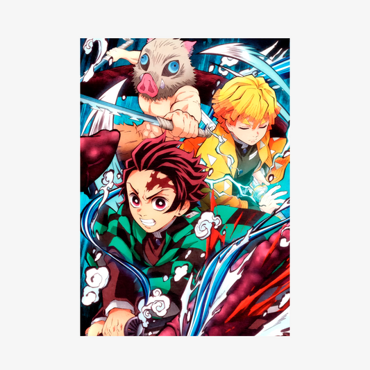 Póster dinámico de Kimetsu no Yaiba mostrando a los Cazadores de Demonios: Tanjiro Kamado, Zenitsu Agatsuma e Inosuke Hashibira en plena batalla, usando sus Katanas Nichirin
